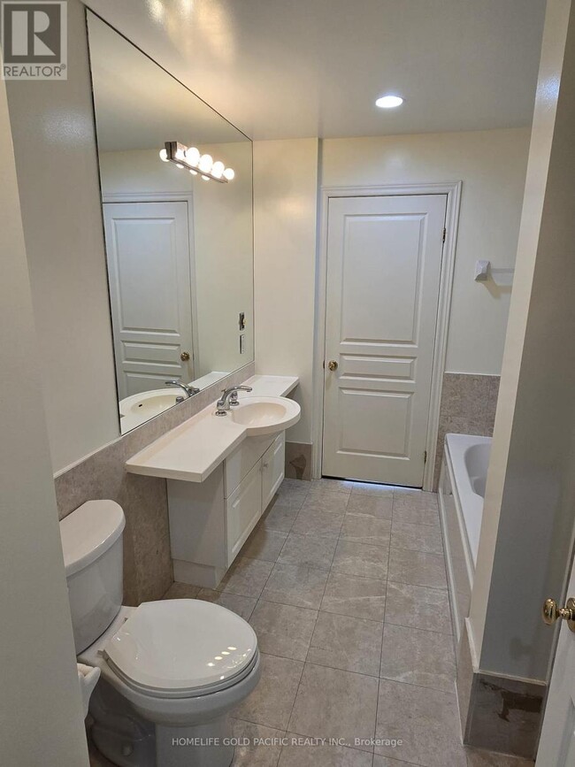 102-1102 Bloor St W