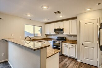 10718 Mason Hill Ave in Las Vegas, NV - Building Photo - Building Photo