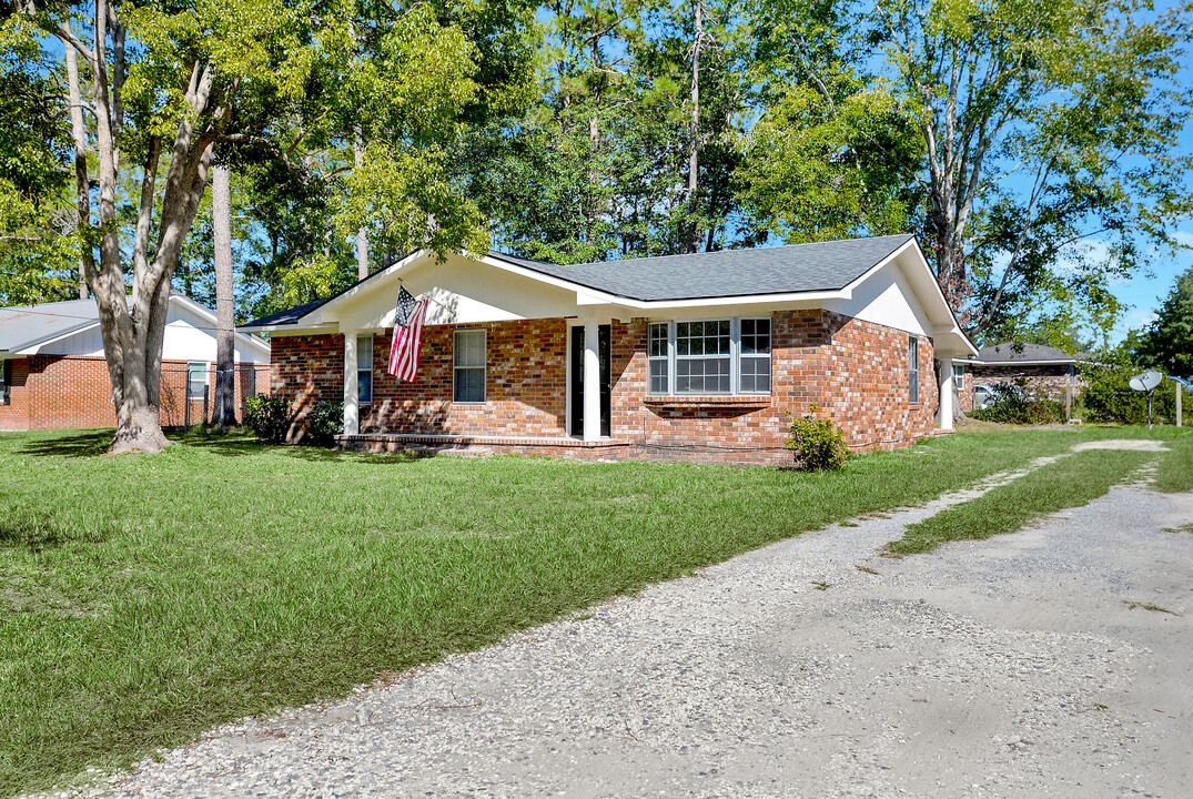 116 Becky St in Hinesville, GA - Building Photo