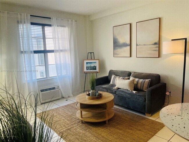 3030 Collins Ave in Miami, FL - Building Photo - Building Photo