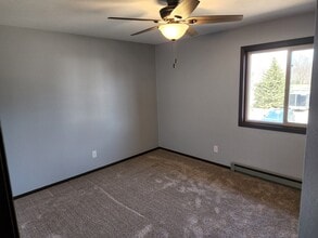 910 E 2nd St in Litchfield, MN - Building Photo - Building Photo