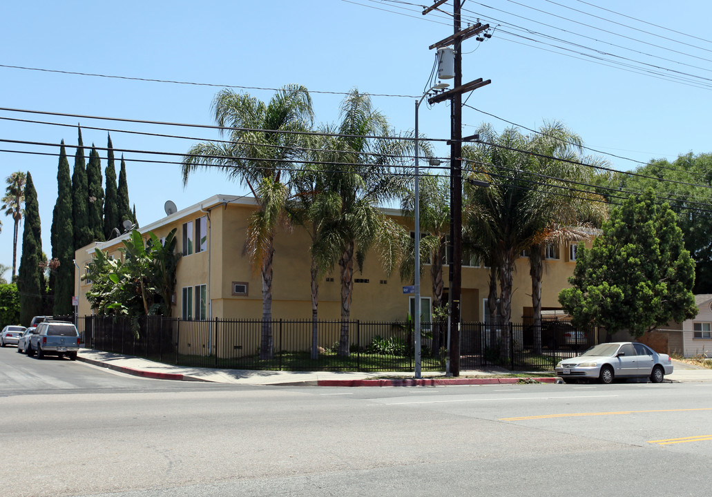 7024 Woodley Ave in Van Nuys, CA - Building Photo