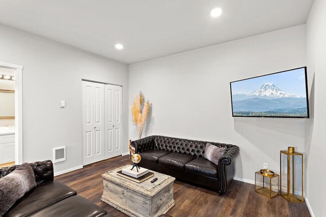 property at 624 E 32nd St