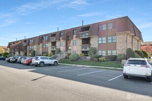 275 Alpine Way in Woodbridge Township, NJ - Building Photo