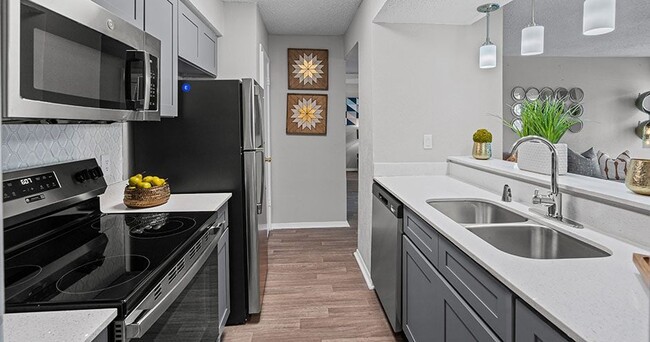 The Oakley Apartment Homes in Arlington, TX - Building Photo - Building Photo