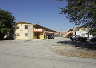 1085 W 76th St in Hialeah, FL - Building Photo - Building Photo