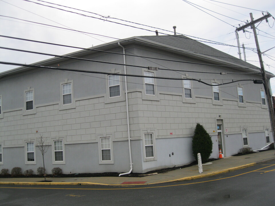 177 Avenel St in Avenel, NJ - Building Photo