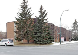 Kingsmere Apartments in Calgary, AB - Building Photo - Building Photo