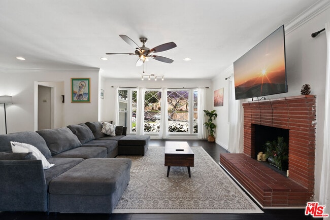 328 E Plymouth St in Inglewood, CA - Foto de edificio - Building Photo