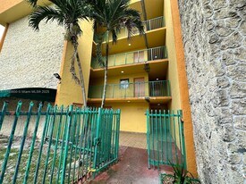 666 W 81st St in Hialeah, FL - Building Photo