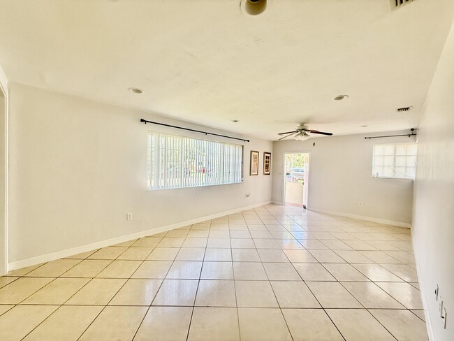 700 NE 168th St in North Miami Beach, FL - Building Photo - Building Photo