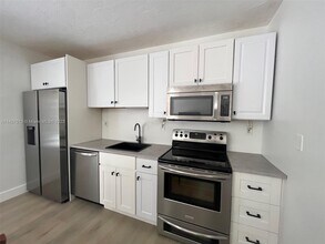 2410 Thomas St-Unit -2b in Hollywood, FL - Building Photo - Building Photo