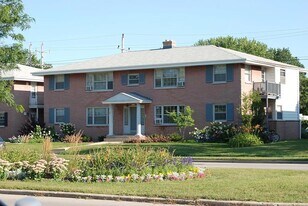 11827 W North Ave, Unit 1 in Wauwatosa, WI - Building Photo