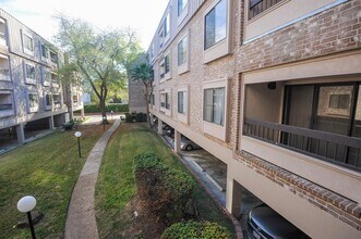 2209 S Braeswood Blvd, Unit 33G in Houston, TX - Foto de edificio - Building Photo