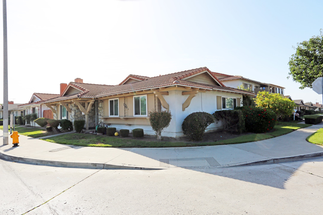 7162 Heil Ave in Huntington Beach, CA - Building Photo