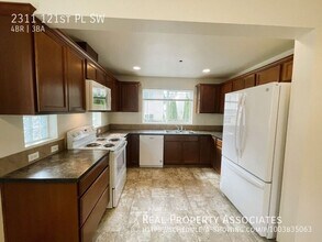 2311 121st Pl SW in Everett, WA - Foto de edificio - Building Photo
