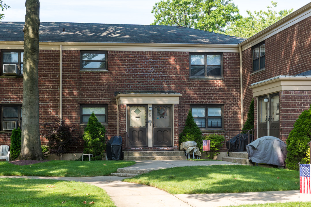 Windsor Oak in Oakland Gardens, NY - Foto de edificio