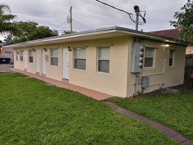 316 NE 3 St in Hallandale, FL - Foto de edificio - Building Photo