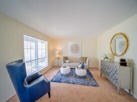 Villas del Tesoro in Dallas, TX - Building Photo