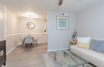 Oakridge Apartments in Fayetteville, NC - Building Photo - Interior Photo