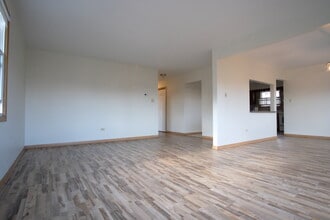 8418 W Oak Ave, Unit 3 in Niles, IL - Foto de edificio - Building Photo