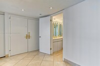 11 Farrey Ln, Unit 1408 in Miami Beach, FL - Building Photo - Building Photo