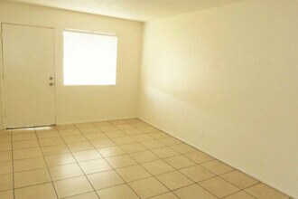 Rancho Valencia Apartments in Phoenix, AZ - Foto de edificio - Building Photo