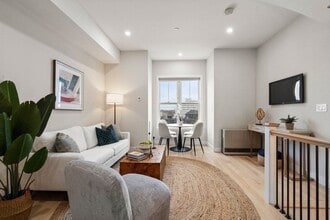 174 Fisher Ave, Unit C in Boston, MA - Foto de edificio - Building Photo