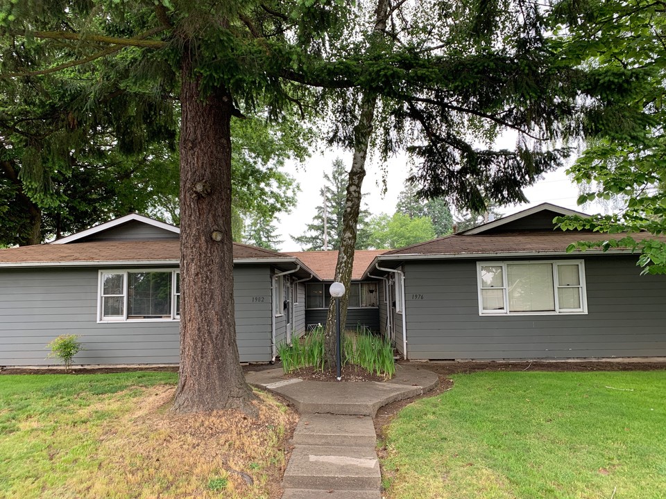 1976 Broadway St NE in Salem, OR - Building Photo