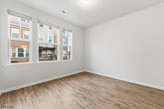 6 Bond St in North Brunswick, NJ - Foto de edificio - Building Photo