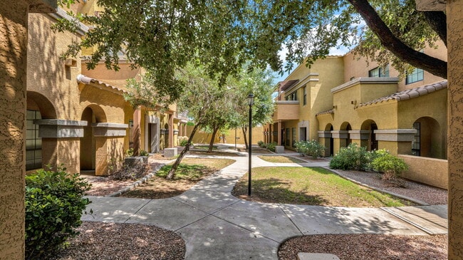 1702 E Bell Rd in Phoenix, AZ - Foto de edificio - Building Photo