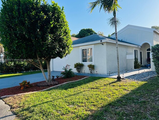 2810 River Run Cir E in Miramar, FL - Building Photo - Building Photo