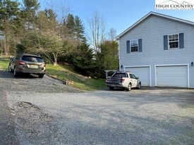 562 Nikanor Rd in West Jefferson, NC - Building Photo