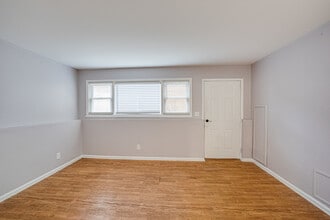 839 Bishop Ave in Aurora, IL - Foto de edificio - Building Photo