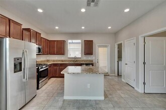 7325 Parkshore Dr in Apollo Beach, FL - Foto de edificio - Building Photo
