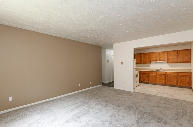 Colonial Place Apartments in Lansing, MI - Foto de edificio - Building Photo