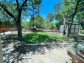 124 Oak River Dr in Cedar Creek, TX - Foto de edificio - Building Photo