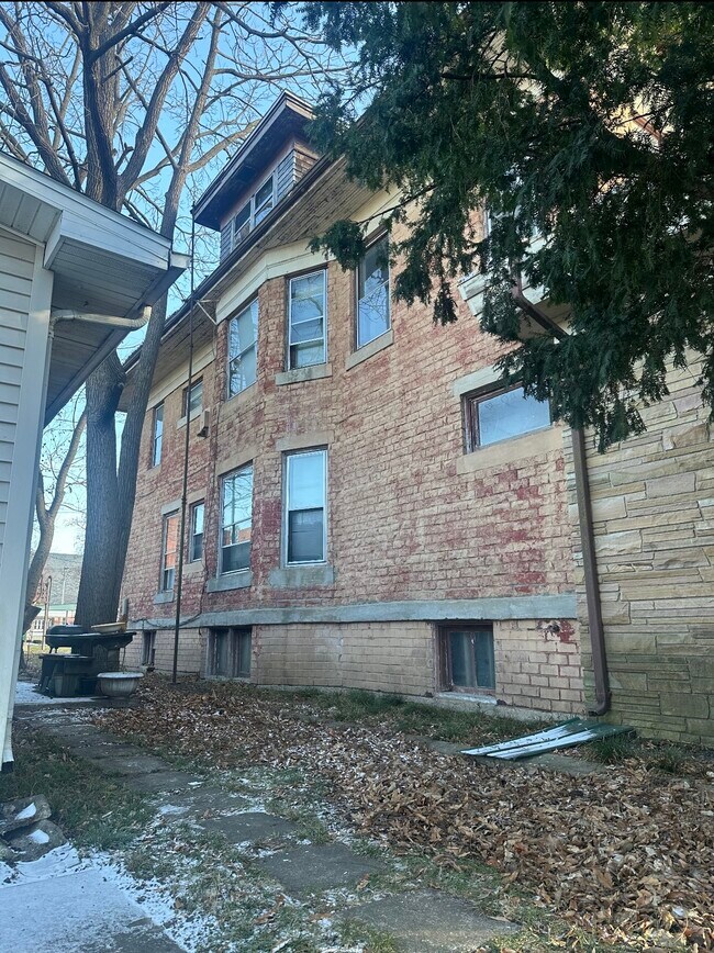 304 N 22nd St, Unit Nice /StylishApartment in Mattoon, IL - Building Photo - Building Photo