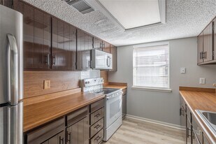 19431 Wood Village Ln in Houston, TX - Building Photo