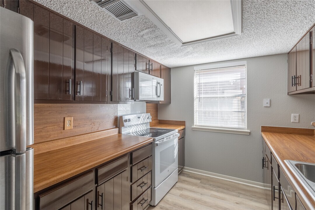 19431 Wood Village Ln in Houston, TX - Building Photo