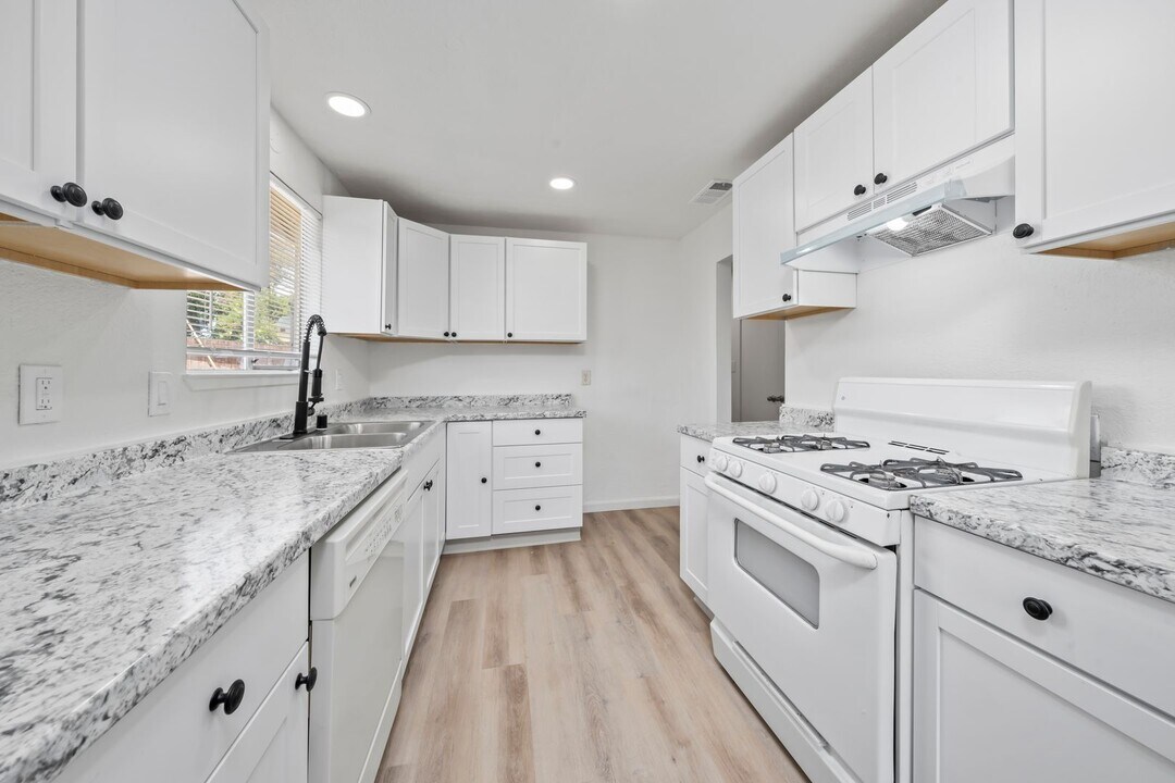 6429 Stoneman Dr in North Highlands, CA - Building Photo