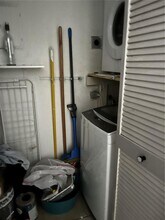 240 Lakeview Dr in Weston, FL - Building Photo - Building Photo