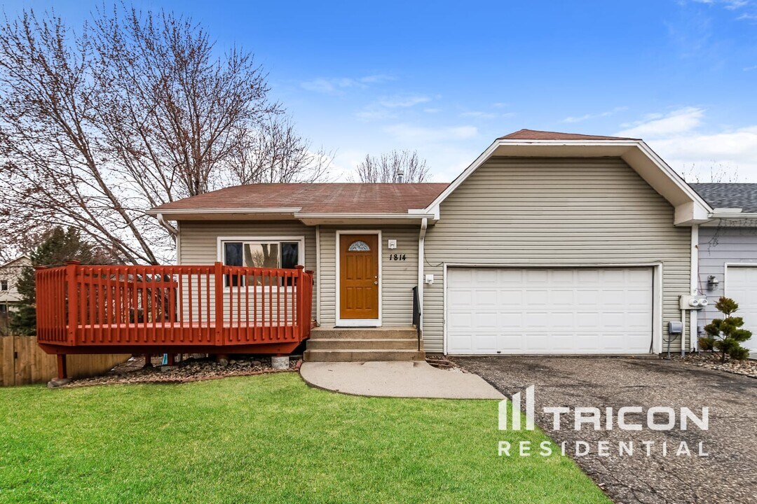1814 Lacota Ln in Burnsville, MN - Building Photo
