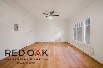 704 W 54th St in Los Angeles, CA - Building Photo - Building Photo