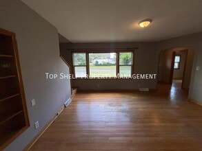 421 S 8th Ave E in Newton, IA - Building Photo - Building Photo