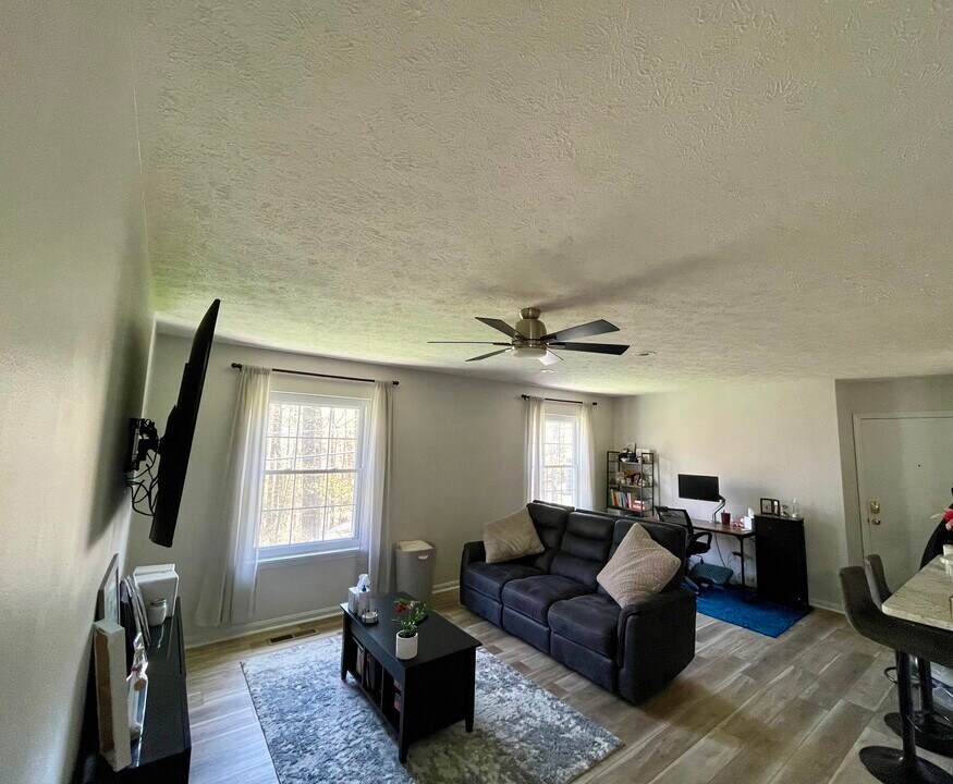 7010 Carriage Hill Dr, Unit 202 in Brecksville, OH - Foto de edificio