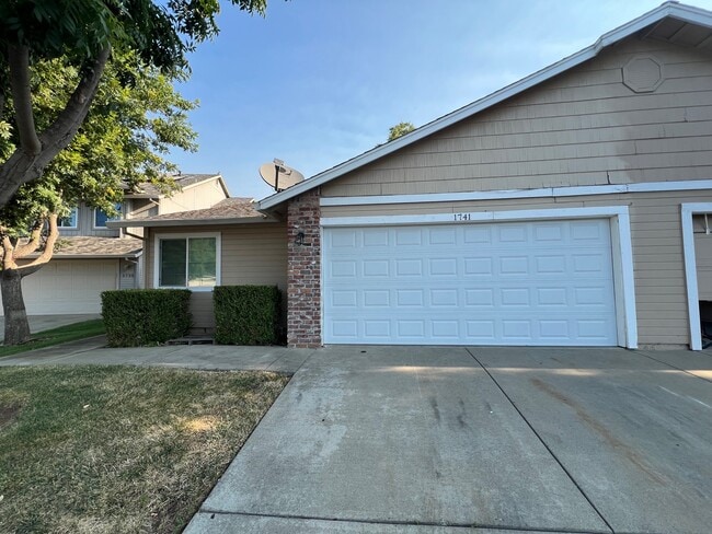 1741 Wildflower Cir in Yuba City, CA - Foto de edificio - Building Photo
