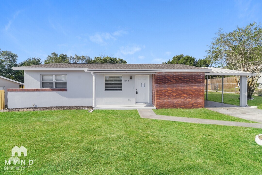 7088 Spring Hill Dr in Spring Hill, FL - Building Photo