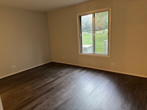 1601 Thames Ct, Unit A in Wheaton, IL - Building Photo - Building Photo