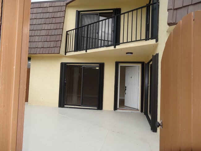 23 Springdale Cir in Palm Springs, FL - Foto de edificio - Building Photo